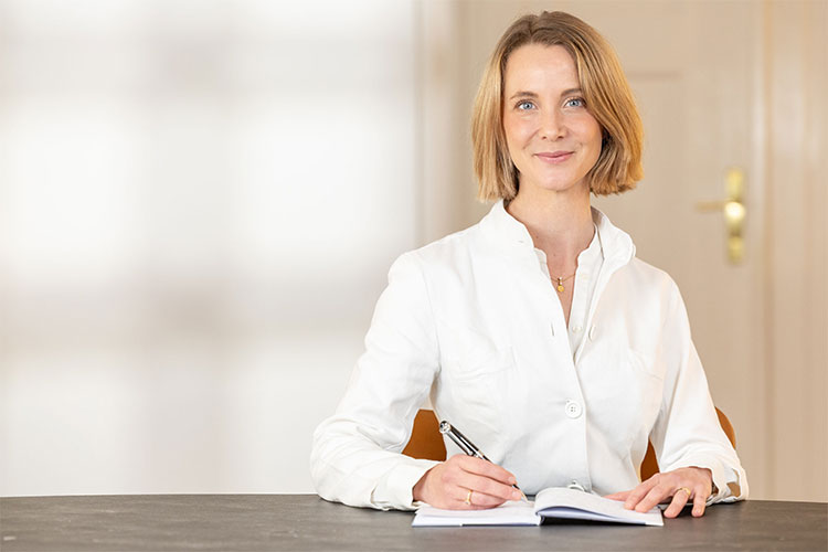 Dr.Lara in der Ayurveda-Praxis