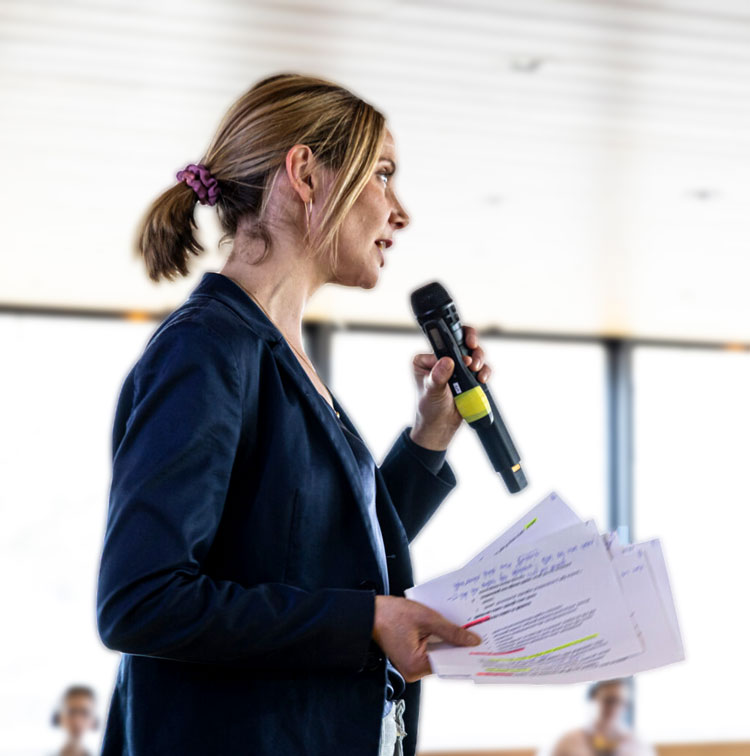 Dr. Lara hält einen Vortrag